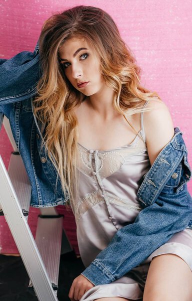 Портрет красивой молодой женщины с макияжем в модной одежде
