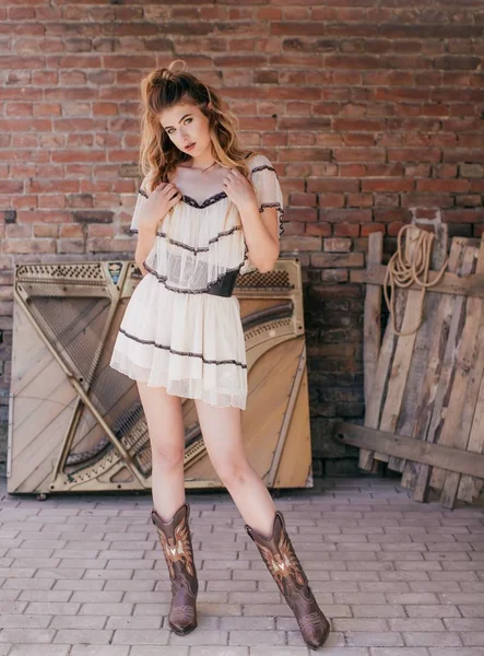 Retrato Una Hermosa Joven Con Maquillaje Ropa Moda —  Fotos de Stock