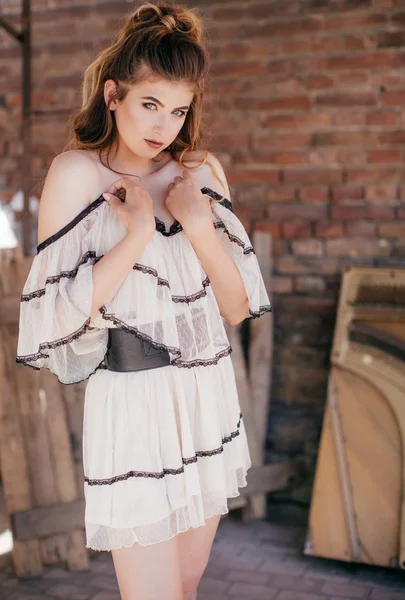 Retrato Una Hermosa Joven Con Maquillaje Ropa Moda —  Fotos de Stock