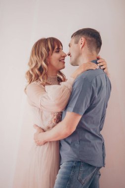 Mutlu genç çift Studio poz