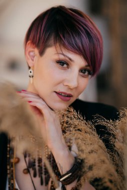 Makyajlı güzel bir genç kadının portresi.