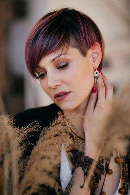 Makyajlı güzel bir genç kadının portresi.