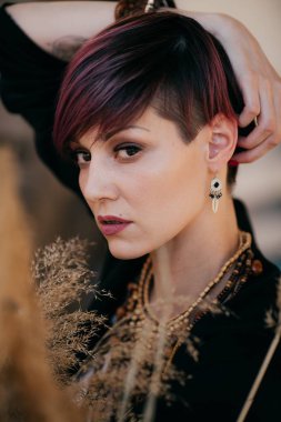 Küpeler poz güzel genç kadın portresi 