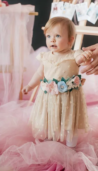 Doğum Günü Partisi Kutluyor Elbiseli Güzel Küçük Kız — Stok fotoğraf