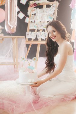 Pasta çocuk odası ile odada oldukça genç anne. 