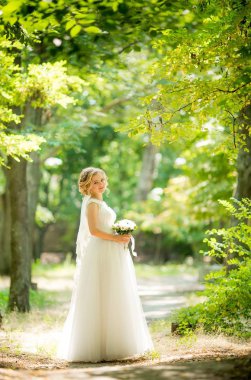 Beyaz düğün elbise poz içinde güzel genç gelin 