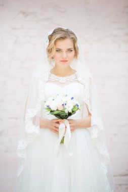 Beyaz düğün elbise poz içinde güzel genç gelin 