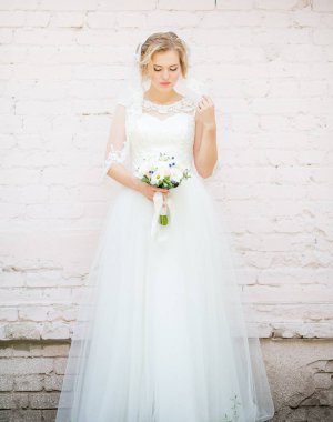 Beyaz düğün elbise poz içinde güzel genç gelin 