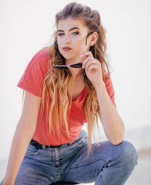 Kot pantolon ve kırmızı tişörtlü studio poz güzel genç kadın 