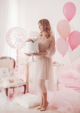 Pasta çocuk odası ile odada oldukça genç anne. 