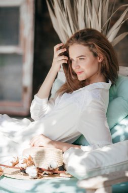 Güzel genç kadın, hasır şapka ile yaz poz