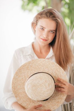Güzel genç kadın, hasır şapka ile yaz poz