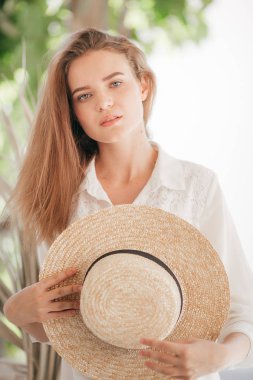 Güzel genç kadın, hasır şapka ile yaz poz