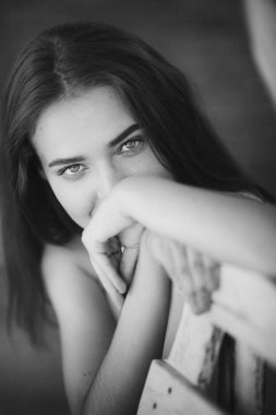 Makyaj moda giysileri ile sarışın güzel genç kadın portresi