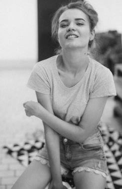 Kot kısa poz içinde güzel genç kadın 