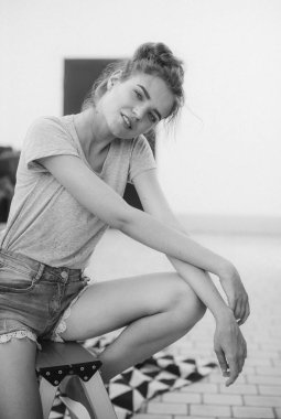 Kot kısa poz içinde güzel genç kadın 