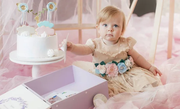 Güzel Küçük Kız Doğum Günü Partisi Kutluyor Çocuğun Aile Kutlama — Stok fotoğraf