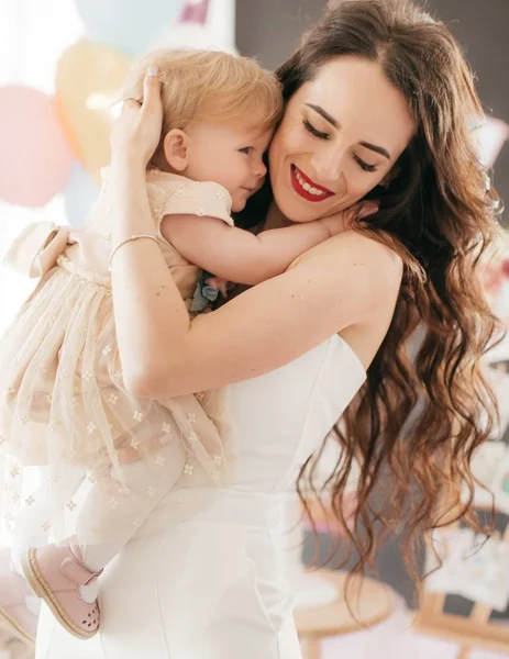 Glückliche Mutter Mit Süßer Tochter Zimmer Auf Geburtstagsfeier — Stockfoto