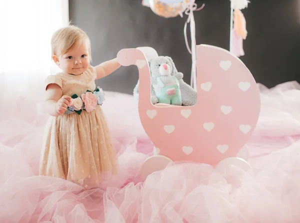 Güzel Küçük Bir Kız Bebek Arabası Stüdyoda Poz Oyuncak Ile — Stok fotoğraf