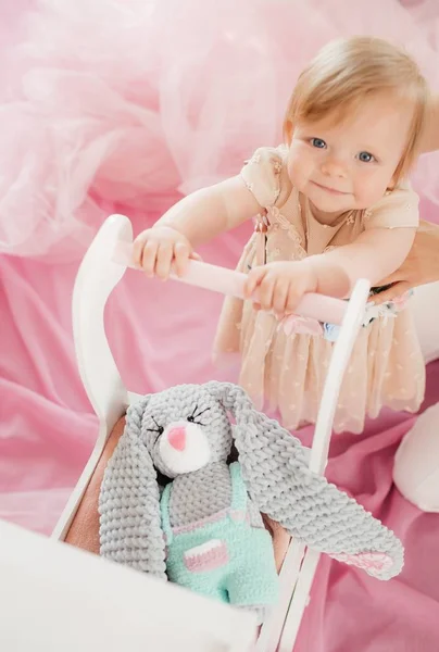 Menina Bonita Com Carrinho Brinquedo Posando Estúdio — Fotografia de Stock