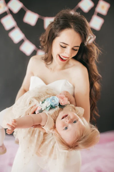 Feliz Madre Con Linda Hija Habitación Fiesta Cumpleaños — Foto de Stock