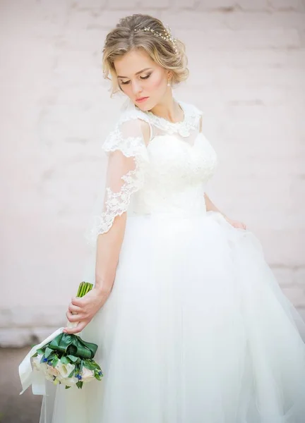 Krásná Mladá Nevěsta Bílé Svatební Šaty Pózuje — Stock fotografie