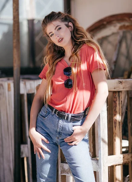 Hermosa Mujer Joven Jeans Camiseta Roja Posando Estudio —  Fotos de Stock