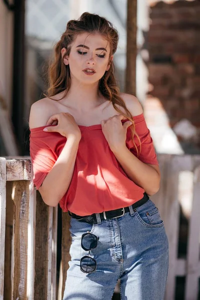 Belle Jeune Femme Jeans Shirt Rouge Posant Studio — Photo