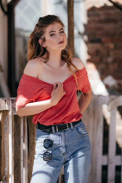 Hermosa Mujer Joven Jeans Camiseta Roja Posando Estudio — Foto de Stock