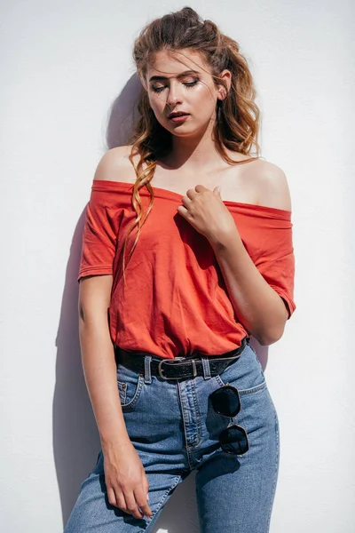 Frumoasă Femeie Tânără Blugi Tricou Roșu Care Pozează Studio — Fotografie, imagine de stoc
