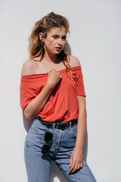 Hermosa Mujer Joven Jeans Camiseta Roja Posando Estudio —  Fotos de Stock