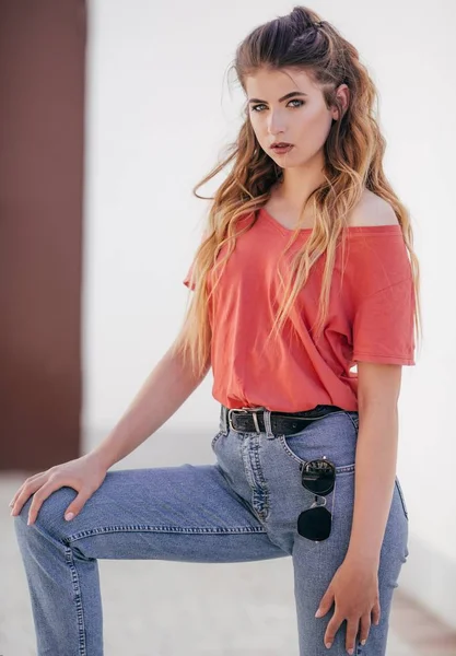 Hermosa Mujer Joven Jeans Camiseta Roja Posando Estudio —  Fotos de Stock