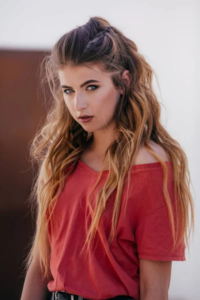 Hermosa Mujer Joven Jeans Camiseta Roja Posando Estudio —  Fotos de Stock