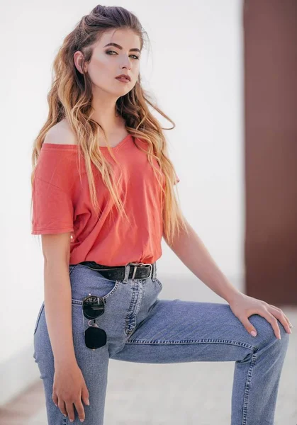 Hermosa Mujer Joven Jeans Camiseta Roja Posando Estudio — Foto de Stock