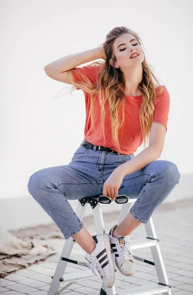 Hermosa Mujer Joven Jeans Camiseta Roja Posando Estudio —  Fotos de Stock