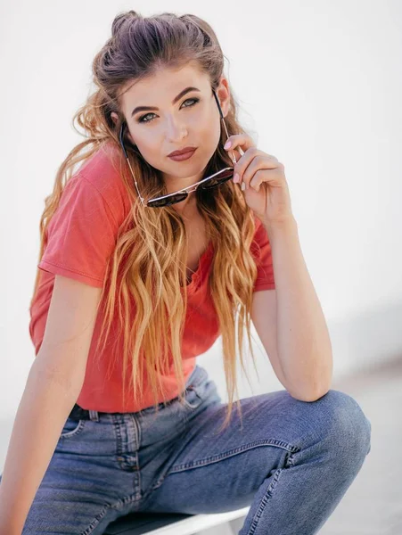 Hermosa Mujer Joven Jeans Camiseta Roja Posando Estudio —  Fotos de Stock