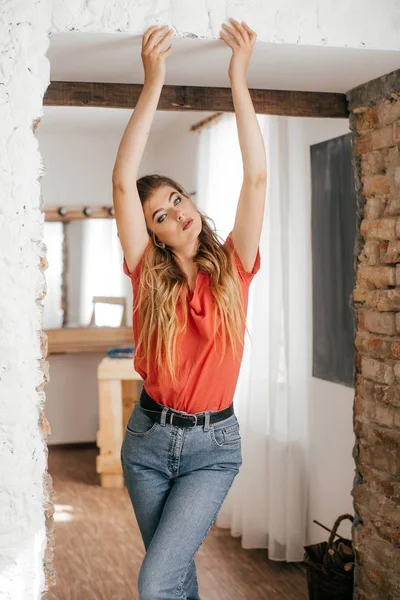 Vacker Ung Kvinna Jeans Och Röd Tröja Som Poserar Studio — Stockfoto