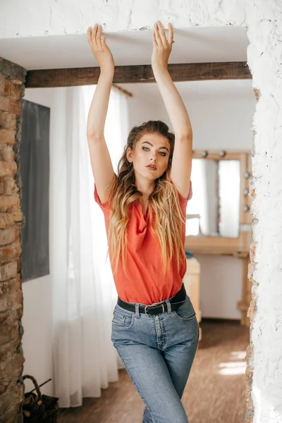Vacker Ung Kvinna Jeans Och Röd Tröja Som Poserar Studio — Stockfoto