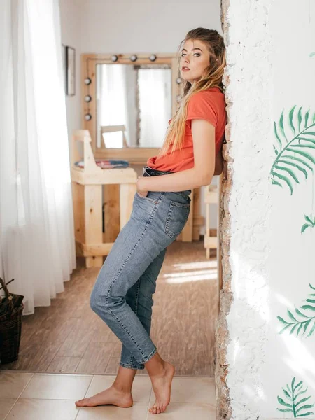 Mooie Jonge Vrouw Jeans Rode Shirt Poseren Studio — Stockfoto