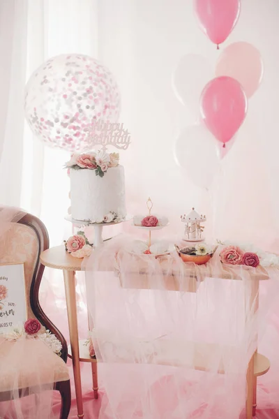 子供の誕生日パーティーの装飾 テーブルにカラフルなケーキ — ストック写真
