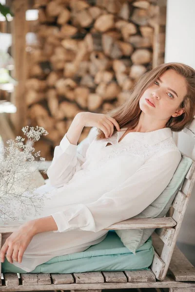 Schöne Junge Frau Weißen Kleid Posiert Sommer — Stockfoto