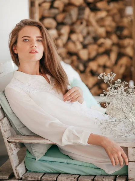 Красивая Молодая Женщина Белом Платье Позирует Летом — стоковое фото