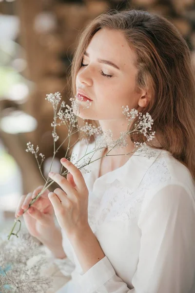 Belle Jeune Femme Robe Blanche Posant Été — Photo