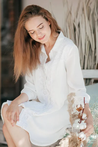 Красива Молода Жінка Білій Сукні Позує Влітку — стокове фото