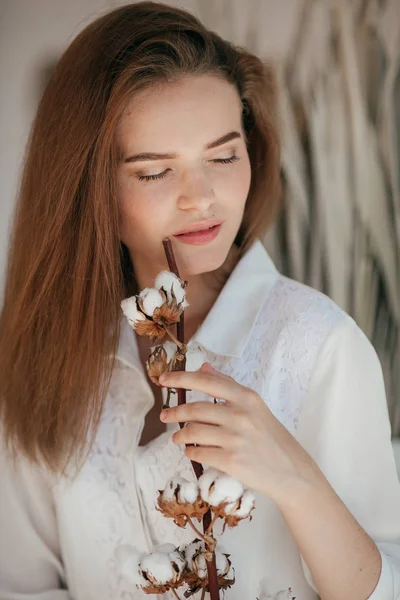 Krásná Mladá Žena Bílých Šatech Pózuje Léto — Stock fotografie