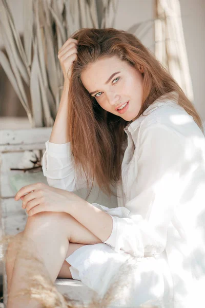 Yaz Poz Beyaz Elbiseli Güzel Genç Kadın — Stok fotoğraf