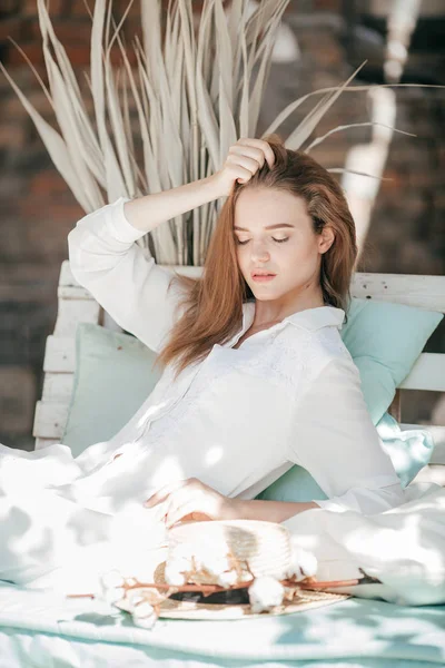 Vacker Ung Kvinna Poserar Sommaren Med Stråhatt — Stockfoto