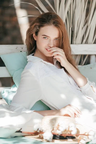 Beautiful Young Woman Posing Summer Straw Hat — Stock Photo, Image