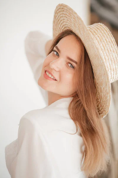 Vacker Ung Kvinna Poserar Sommaren Stråhatt — Stockfoto