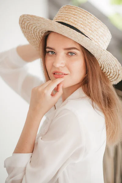 여자에 모자는 여름에 — 스톡 사진